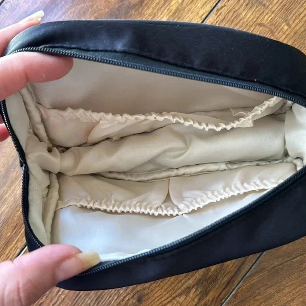 Giorgio Armani Medicine or makeup Bag - Picture 3 of 3